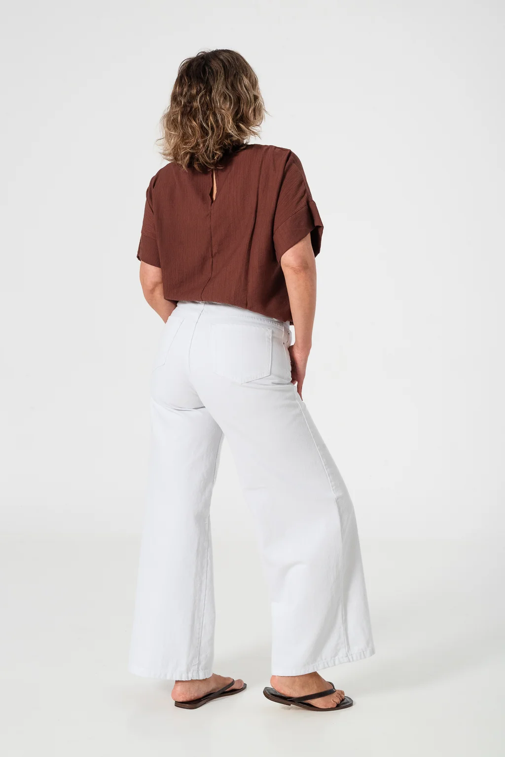 010578A - JEANS WIDE LOW BLANCO PLUS