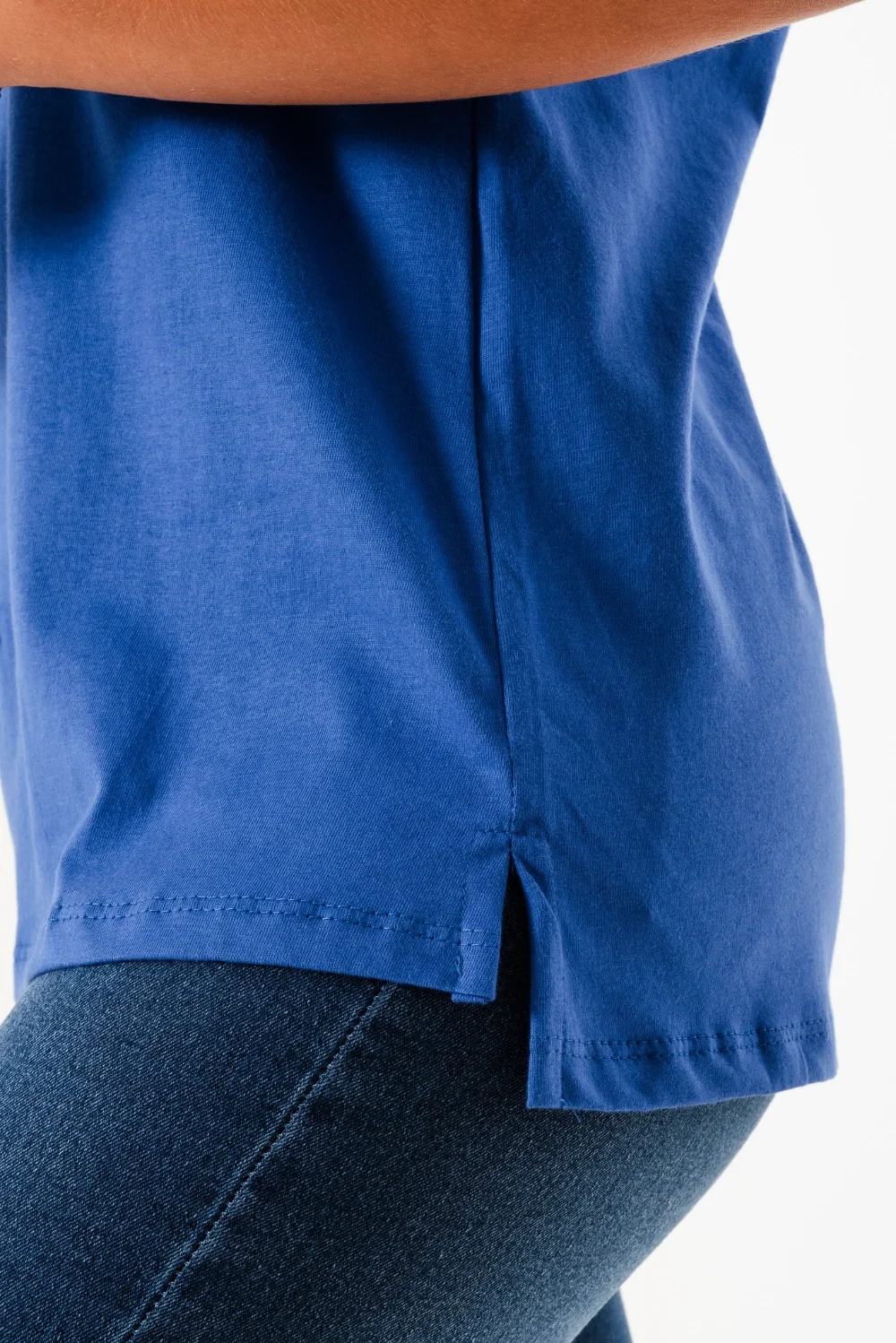 0002026 - Remera de algodon escote V