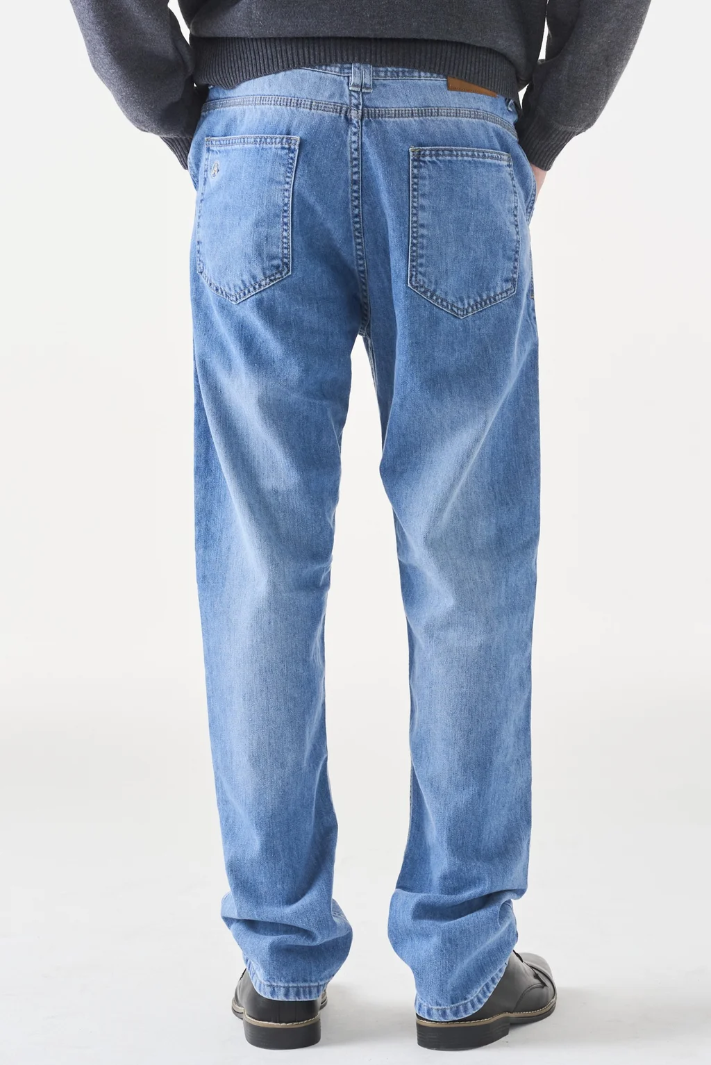 JEAN STRAIGHT CON PINZAS