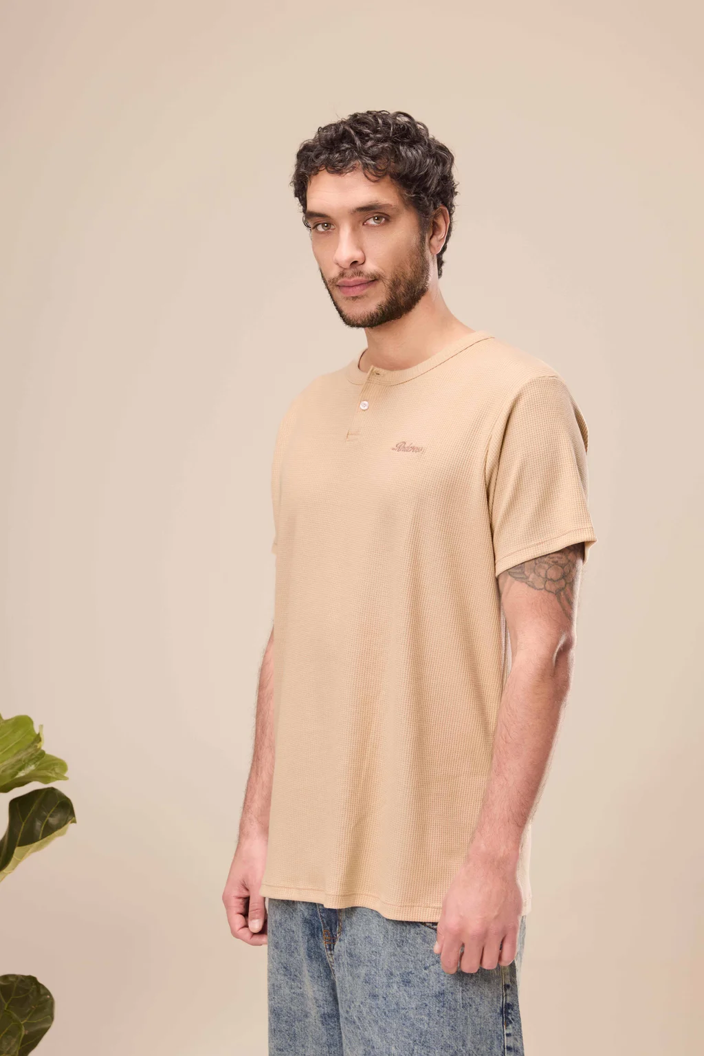 29435 - REMERA CONCEPT CON BOTON