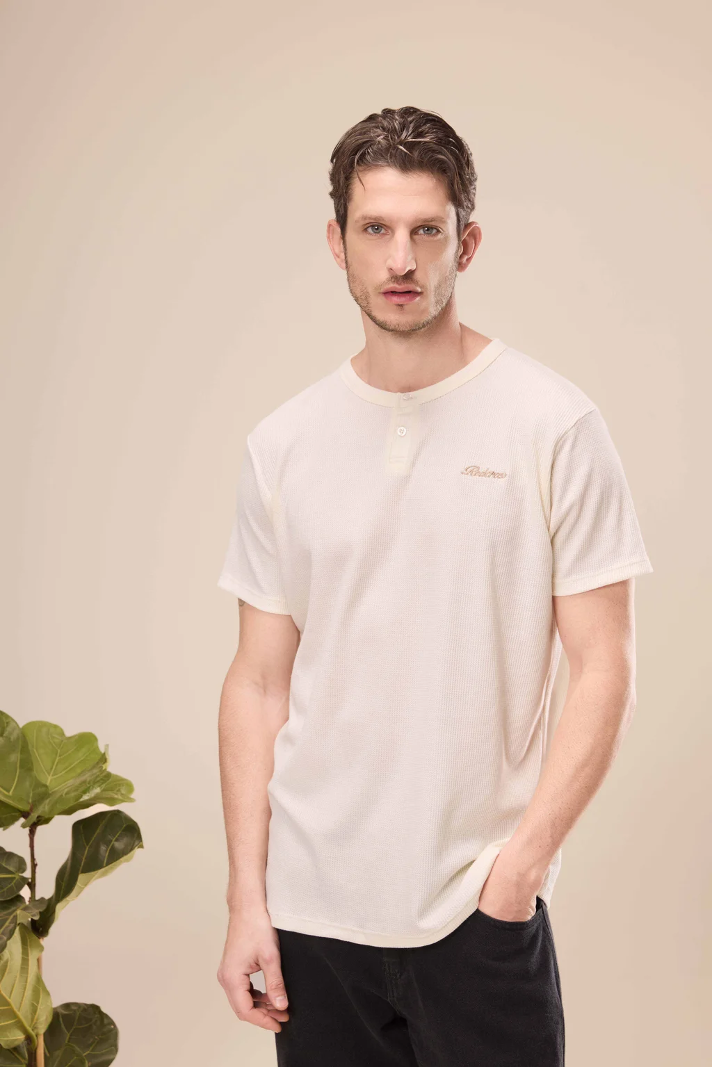 29435 - REMERA CONCEPT CON BOTON