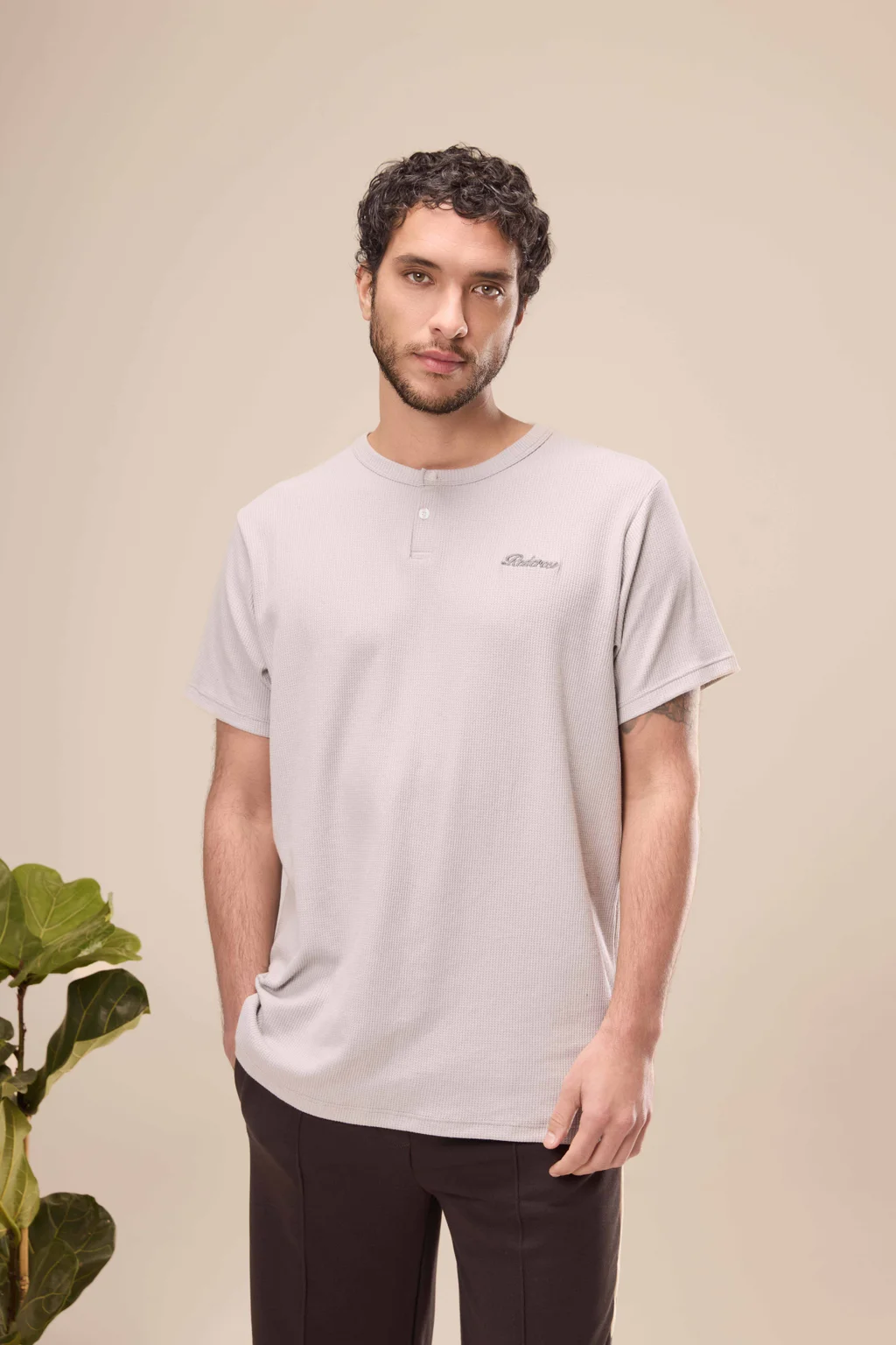 29435 - REMERA CONCEPT CON BOTON
