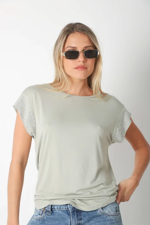 Remera KILIM de Modal Viscosa c/ Tachas en Mangas