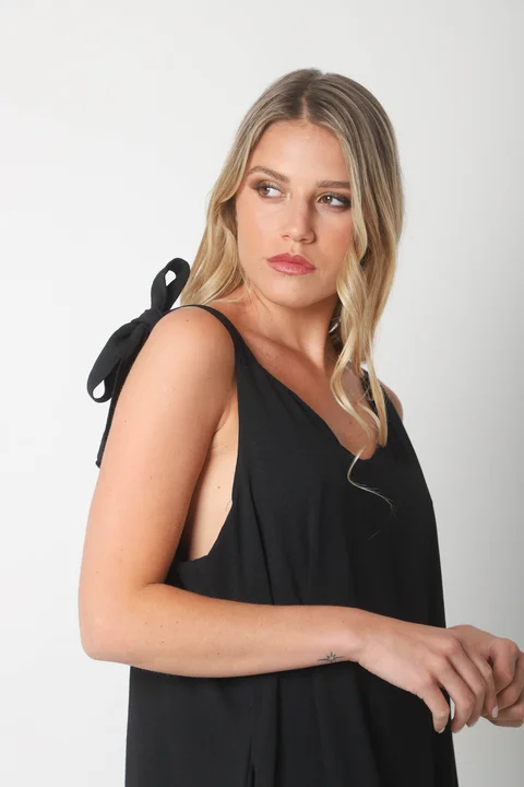 Vestido NISSI LISO AMPLIO de creppe c/ Tiras y Bolsillos