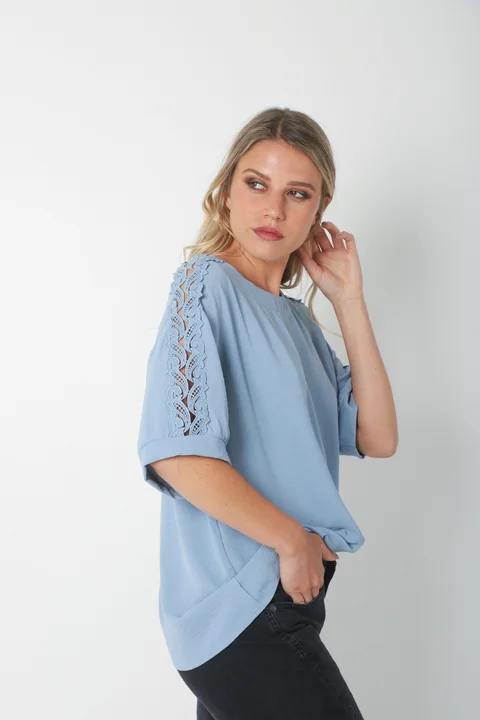 Blusa SERE Amplia Creppe c/ Puntilla en Hombros y Mangas GU0329