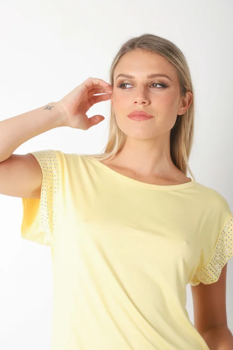 Remera KILIM de Modal Viscosa c/ Tachas en Mangas