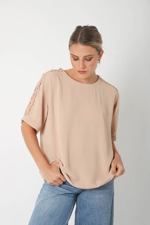 Blusa SERE Amplia Creppe c/ Puntilla en Hombros y Mangas GU0329