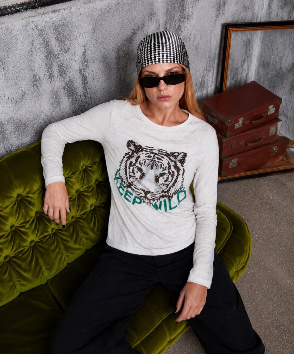 Remera KEEP WILD Batik con strass GU5126