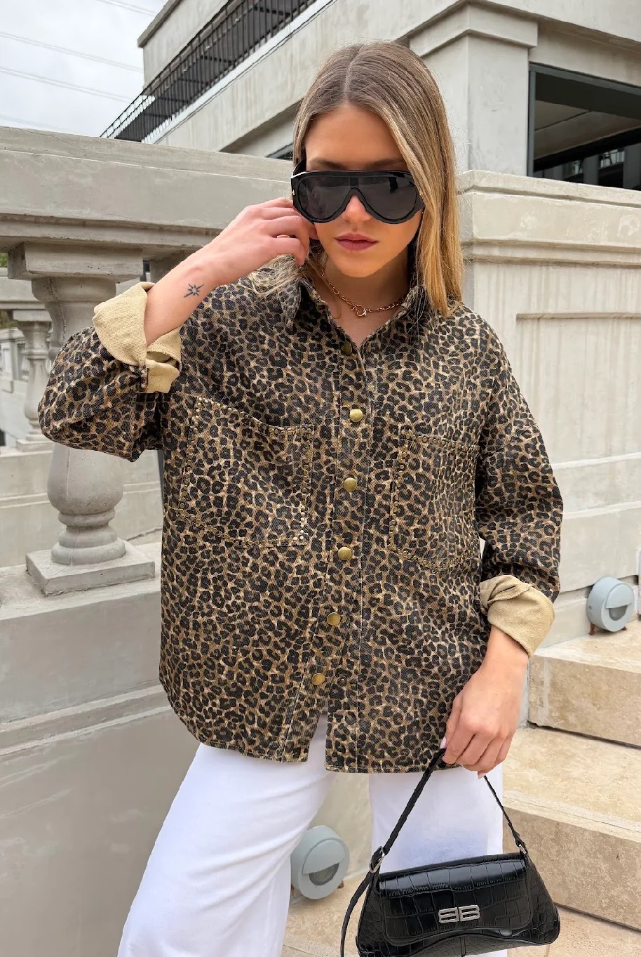Camisaco Amplio BERLIN PRINT Gabardina con Tachas GU70012