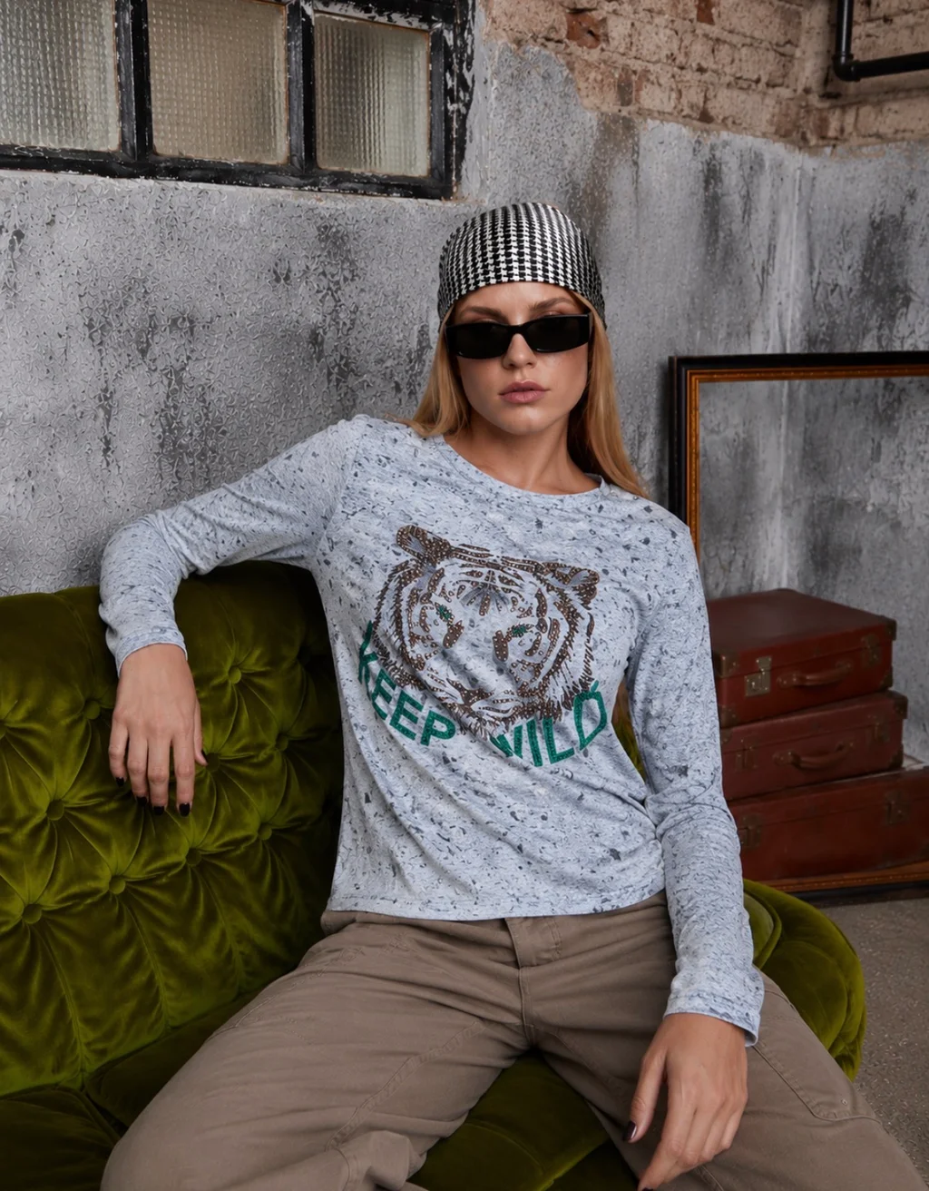 Remera KEEP WILD Batik con strass GU5126