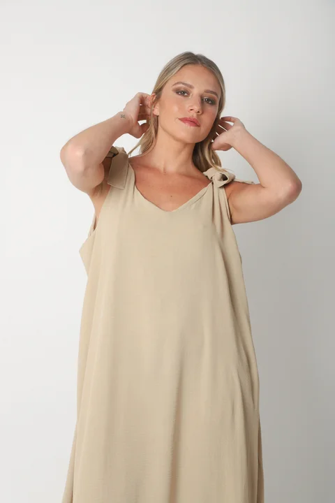 Vestido NISSI LISO AMPLIO de creppe c/ Tiras y Bolsillos
