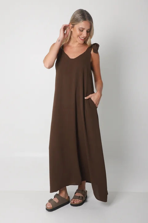 Vestido NISSI LISO AMPLIO de creppe c/ Tiras y Bolsillos