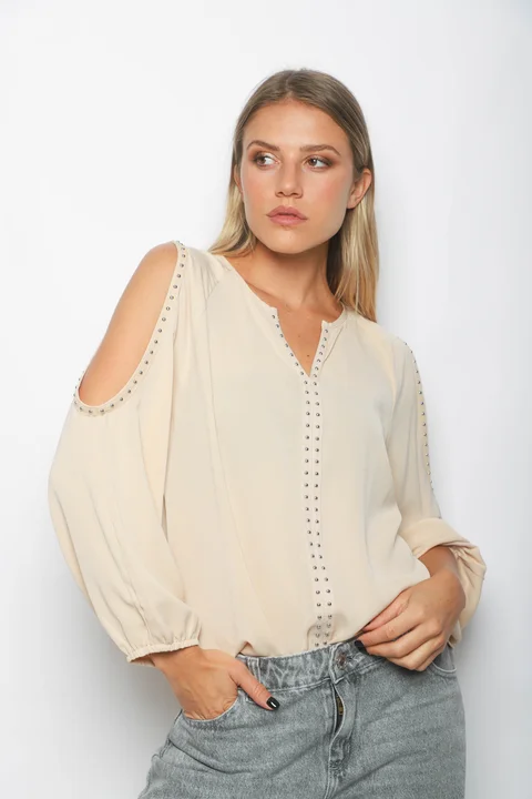 Blusa GAMBER SATEN C/ Hombro Descubierto y Tachas GU0341