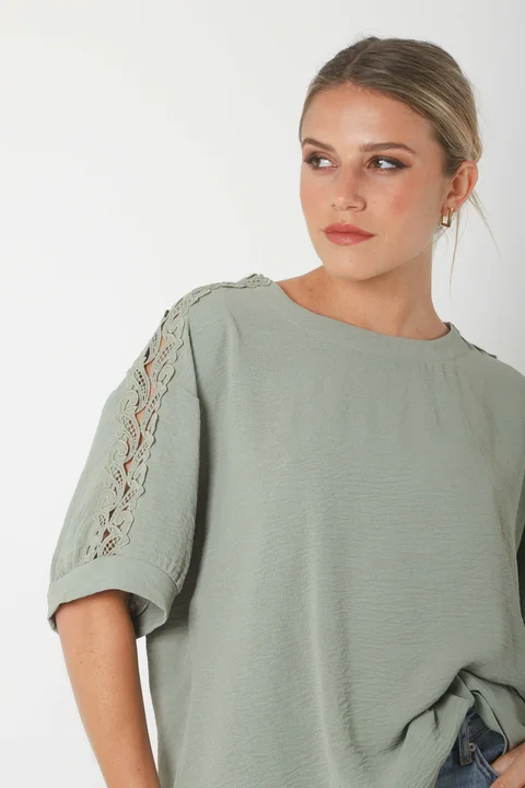 Blusa SERE Amplia Creppe c/ Puntilla en Hombros y Mangas GU0329