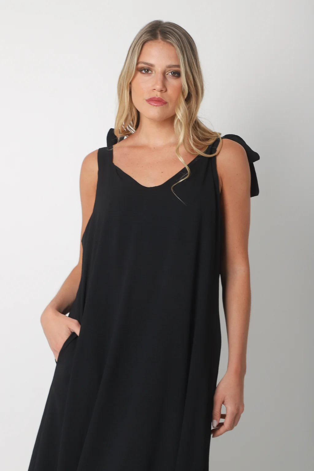 Vestido NISSI LISO AMPLIO de creppe c/ Tiras y Bolsillos