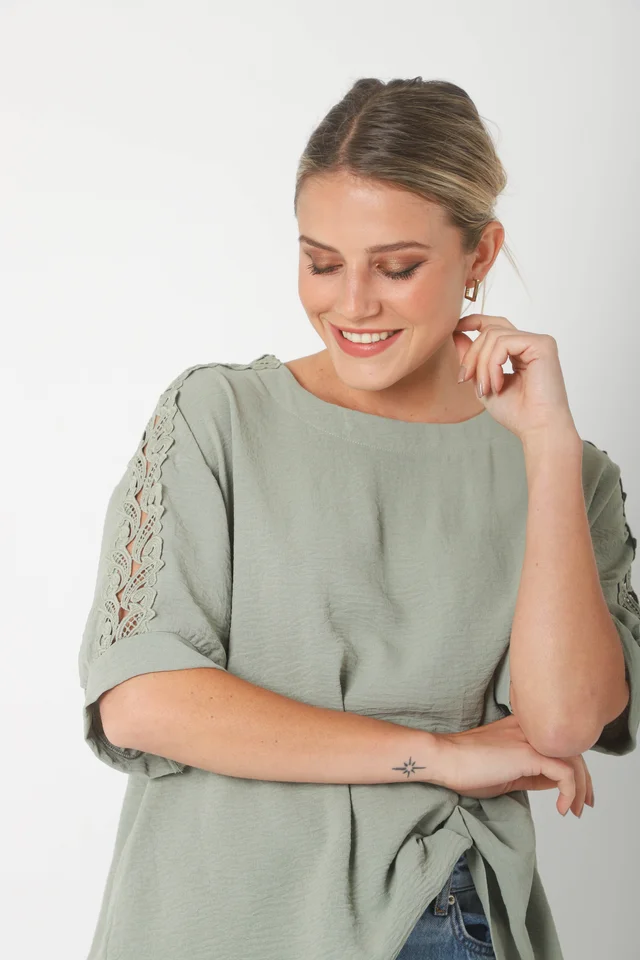 Blusa SERE Amplia Creppe c/ Puntilla en Hombros y Mangas GU0329