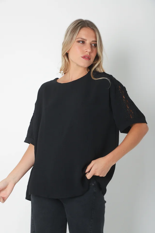 Blusa SERE Amplia Creppe c/ Puntilla en Hombros y Mangas GU0329