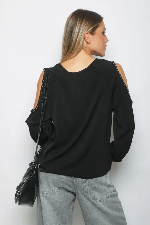Blusa GAMBER SATEN C/ Hombro Descubierto y Tachas GU0341