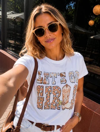 Remera LETS GO GIRLS c/ Brillos GU7479 - Vista 3