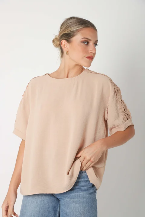 Blusa SERE Amplia Creppe c/ Puntilla en Hombros y Mangas GU0329