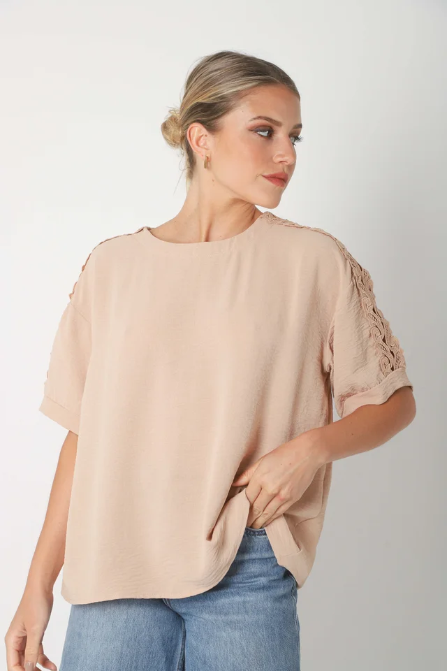 Blusa SERE Amplia Creppe c/ Puntilla en Hombros y Mangas GU0329