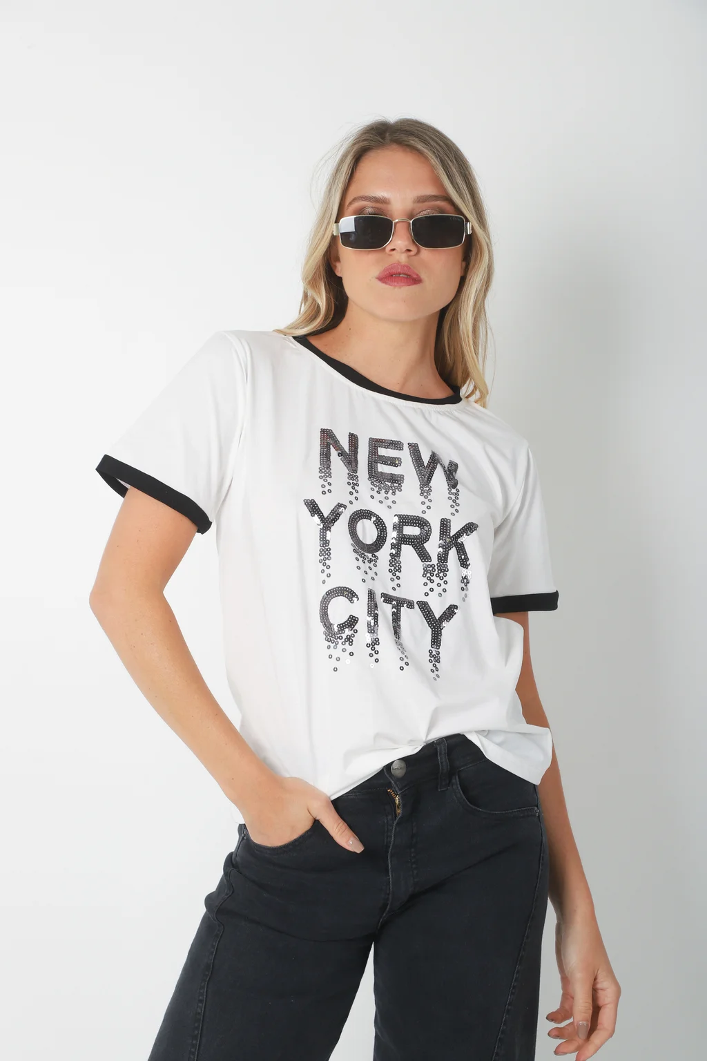 Remera New York Lentejuelas Bordes Negros GU5086