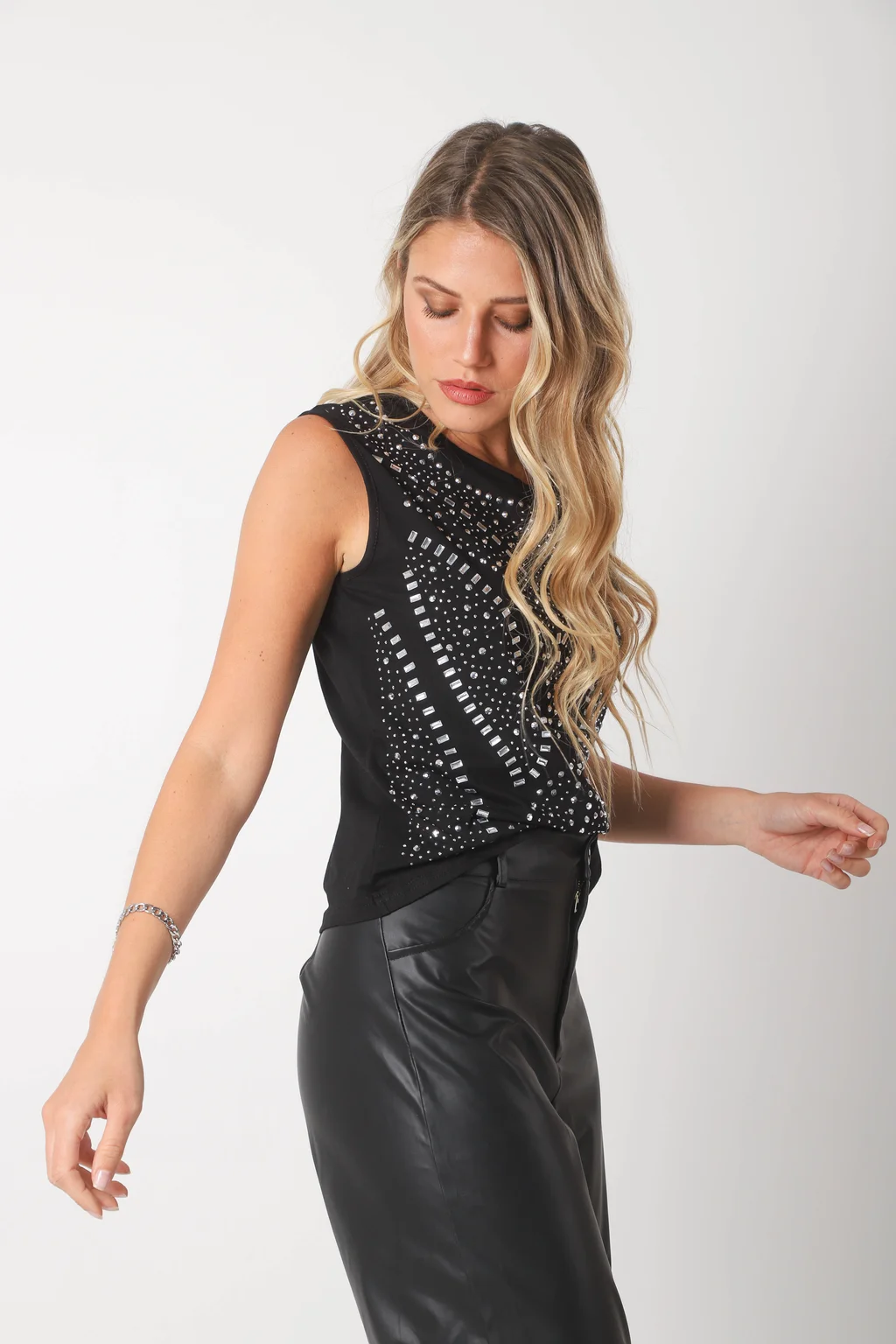Musculosa Lobby Tachas GUK70135
