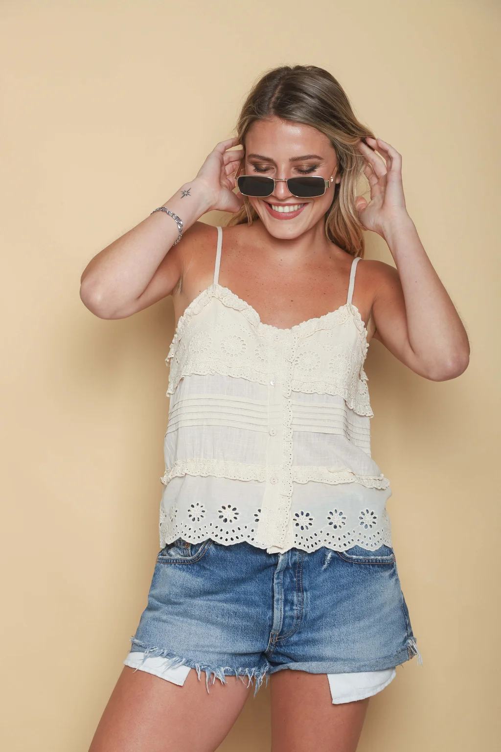 Musculosa Kavanah de Lino Abotonada con T ablitas y Broderie GUK4067