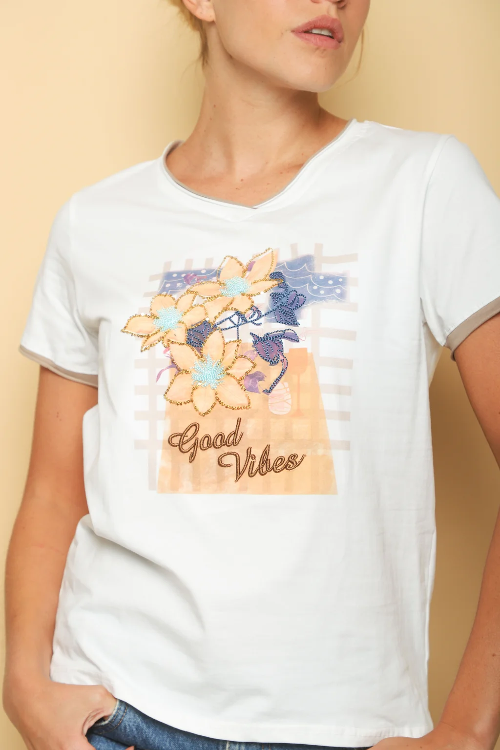 Remera GOOD VIBES Escote V BORDADA GU356348