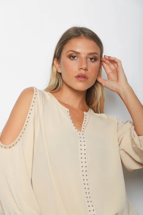 Blusa GAMBER SATEN C/ Hombro Descubierto y Tachas GU0341