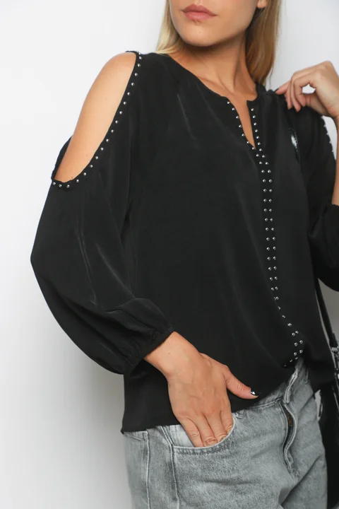 Blusa GAMBER SATEN C/ Hombro Descubierto y Tachas GU0341