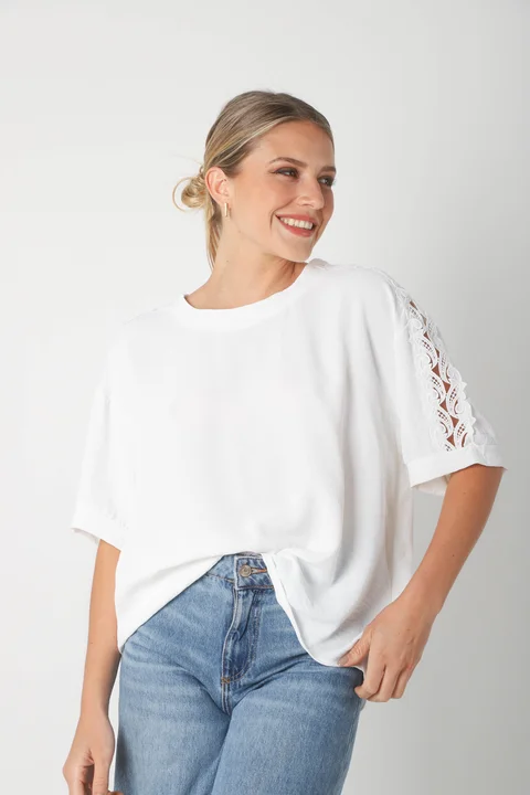 Blusa SERE Amplia Creppe c/ Puntilla en Hombros y Mangas GU0329