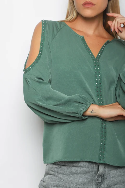 Blusa GAMBER SATEN C/ Hombro Descubierto y Tachas GU0341