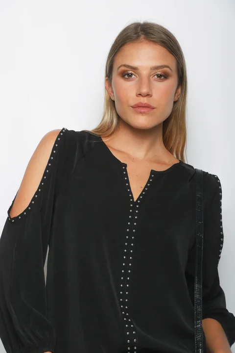 Blusa GAMBER SATEN C/ Hombro Descubierto y Tachas GU0341