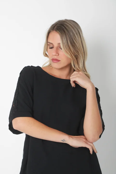 Blusa SERE Amplia Creppe c/ Puntilla en Hombros y Mangas GU0329