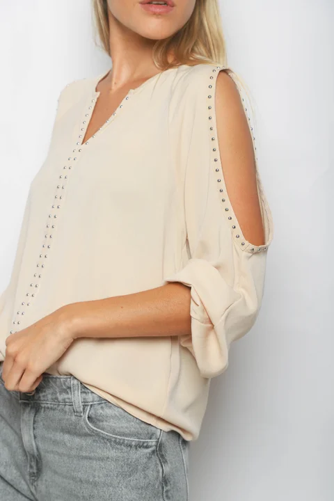 Blusa GAMBER SATEN C/ Hombro Descubierto y Tachas GU0341