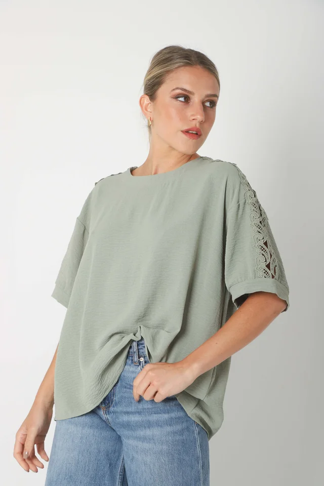 Blusa SERE Amplia Creppe c/ Puntilla en Hombros y Mangas GU0329