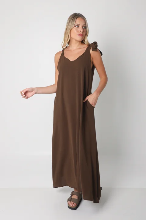 Vestido NISSI LISO AMPLIO de creppe c/ Tiras y Bolsillos