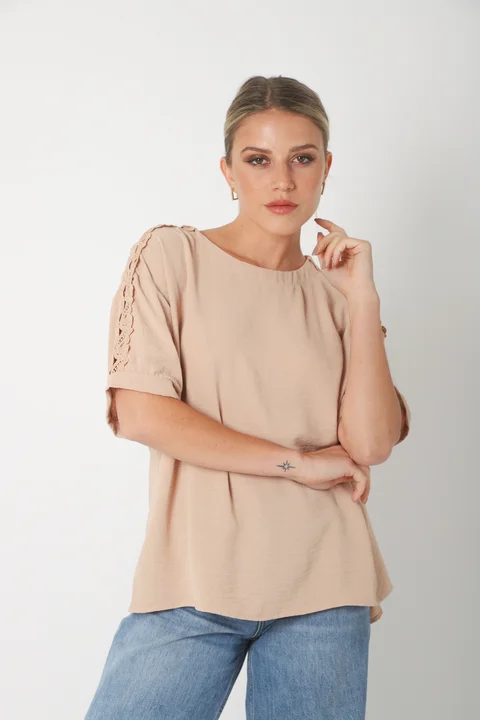 Blusa SERE Amplia Creppe c/ Puntilla en Hombros y Mangas GU0329