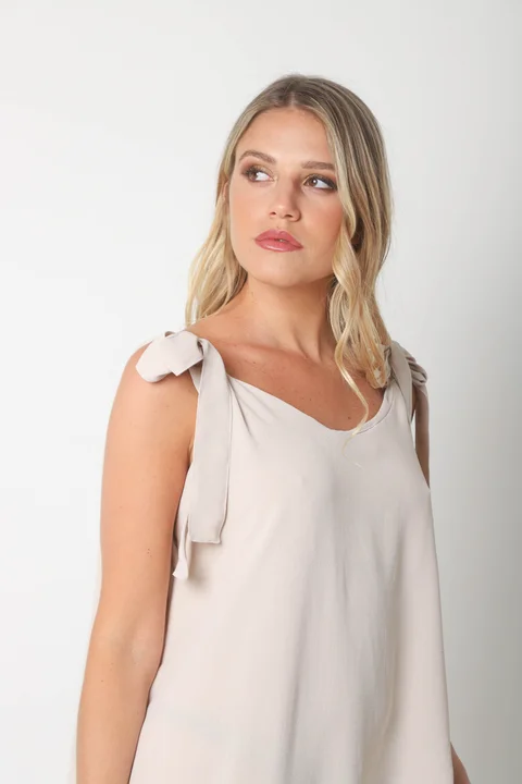 Vestido NISSI LISO AMPLIO de creppe c/ Tiras y Bolsillos