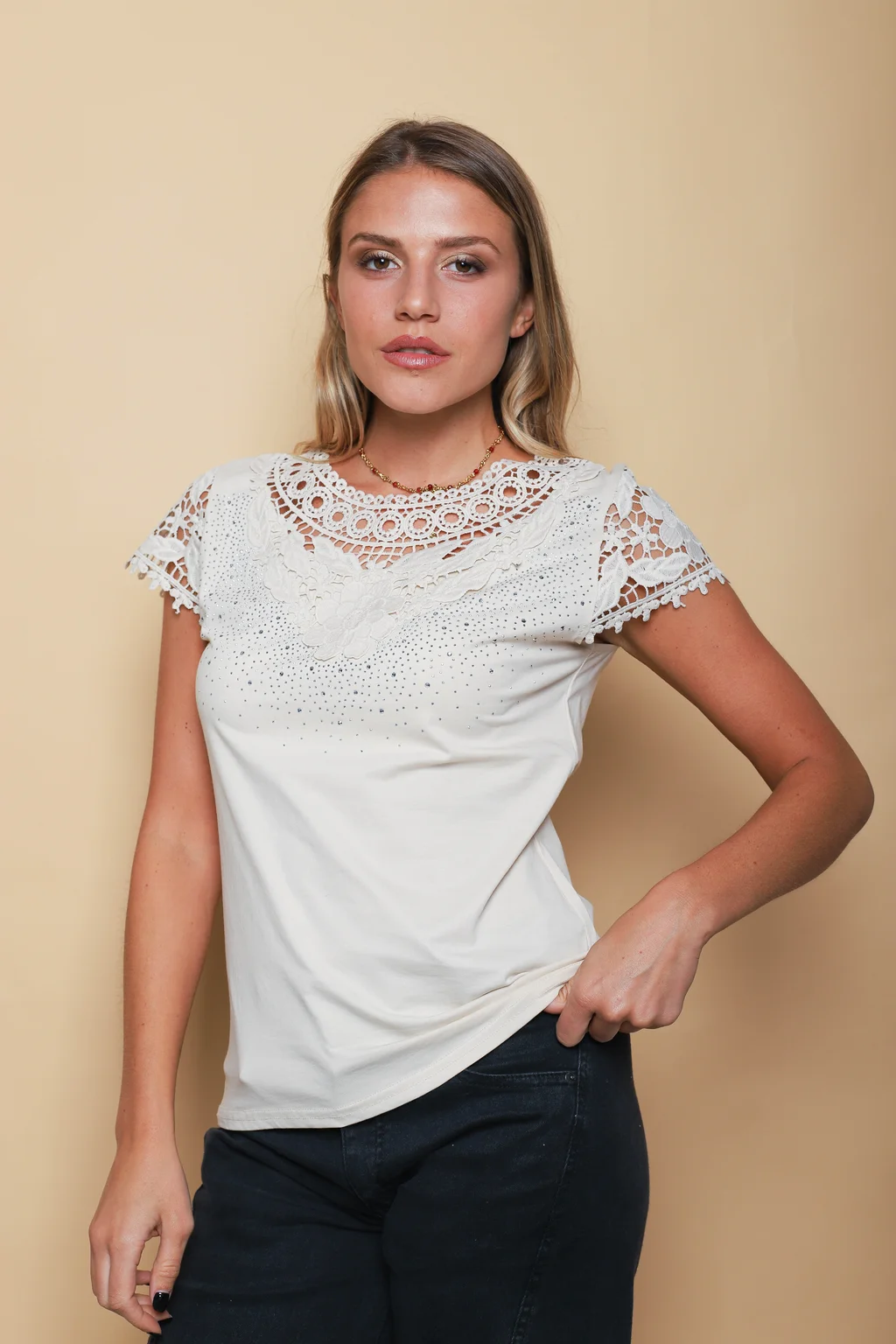 Remera ROYALTY Bordada con Strass GU356341