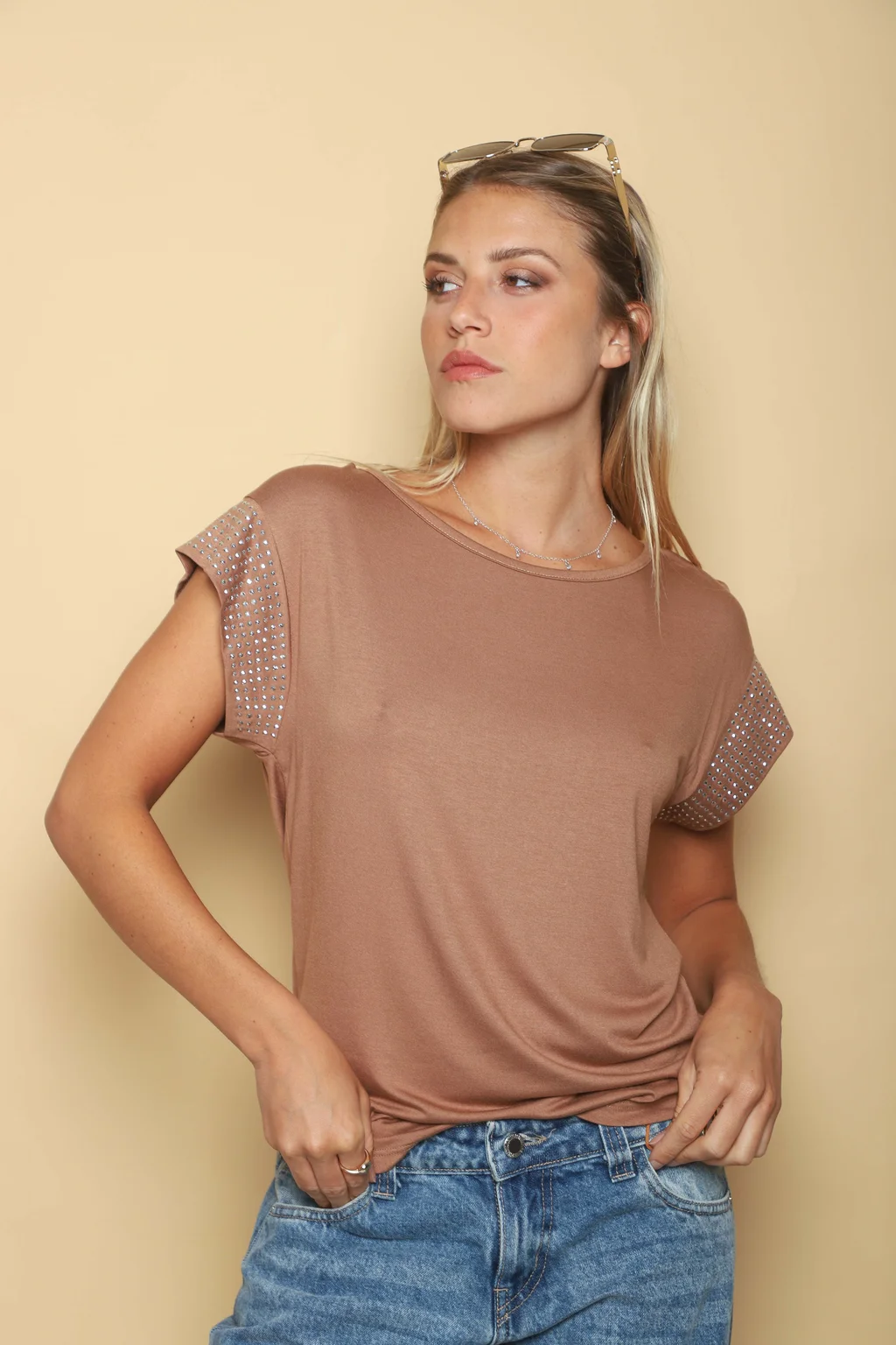 Remera KILIM de Modal Viscosa c/ Tachas en Mangas