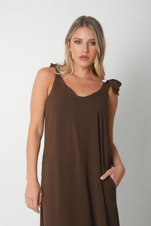 Vestido NISSI LISO AMPLIO de creppe c/ Tiras y Bolsillos
