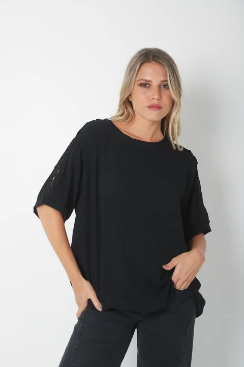 Blusa SERE Amplia Creppe c/ Puntilla en Hombros y Mangas GU0329