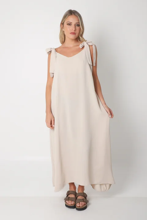 Vestido NISSI LISO AMPLIO de creppe c/ Tiras y Bolsillos