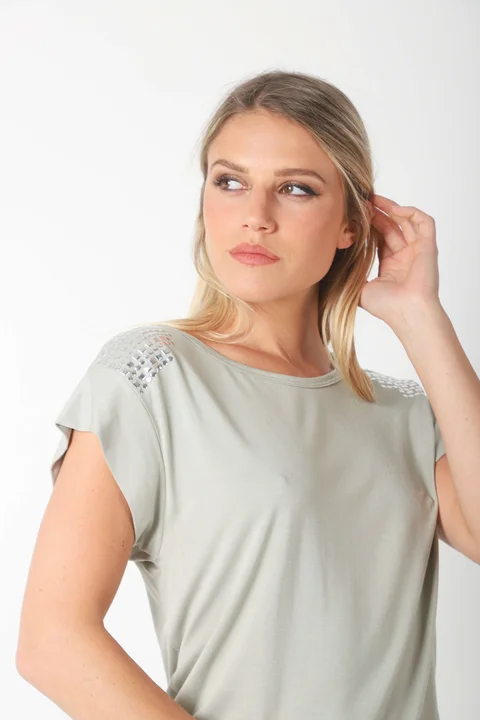 Remera Alyssa Viscosa Lycra con Tachas