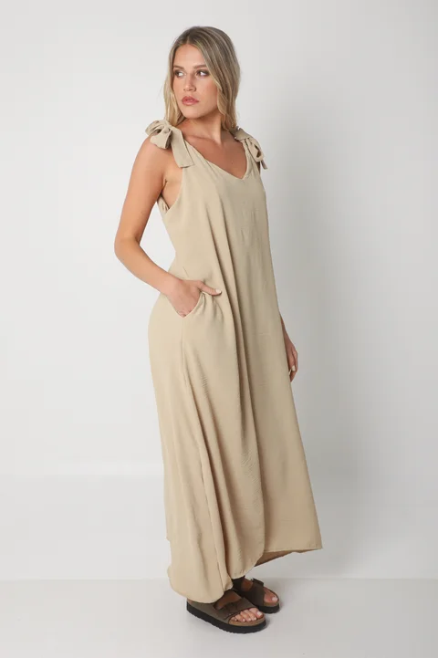 Vestido NISSI LISO AMPLIO de creppe c/ Tiras y Bolsillos