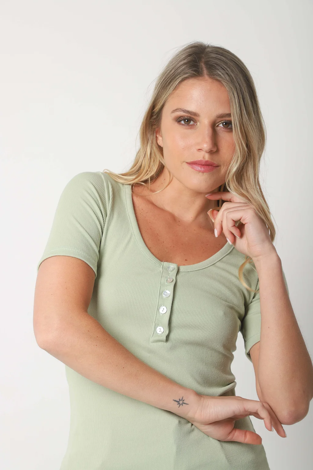 Remera Kyara Morley Abotonada