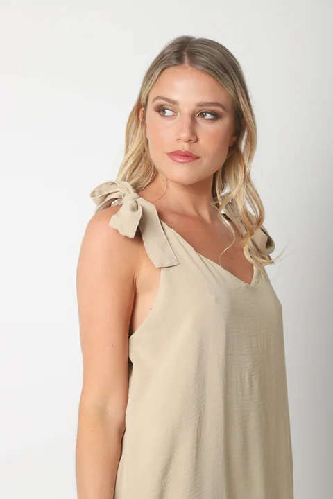 Vestido NISSI LISO AMPLIO de creppe c/ Tiras y Bolsillos