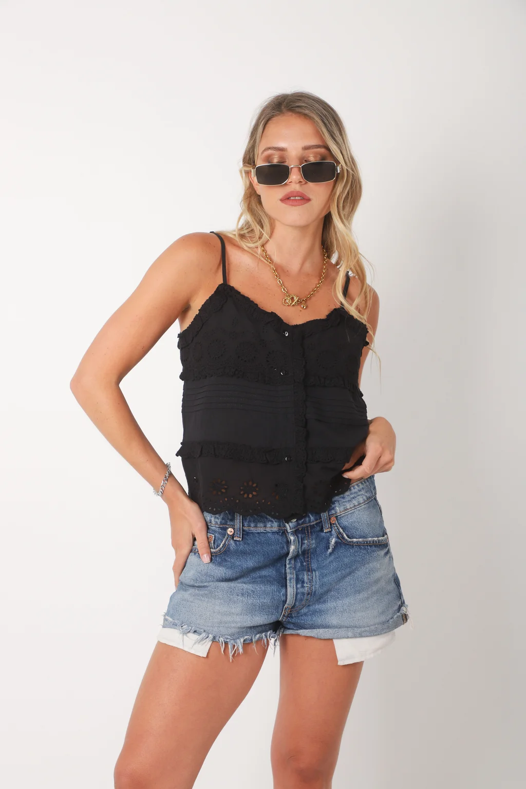 Musculosa Kavanah de Lino Abotonada con T ablitas y Broderie GUK4067